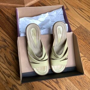 Dansko Avril wedge sandal pistachio green 38